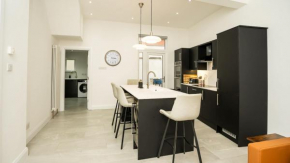 Luxury Central 4 BDR house by Belfast City Breaks
